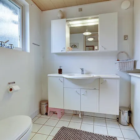 Three-bedroom Holiday In بيت للعطل هالس